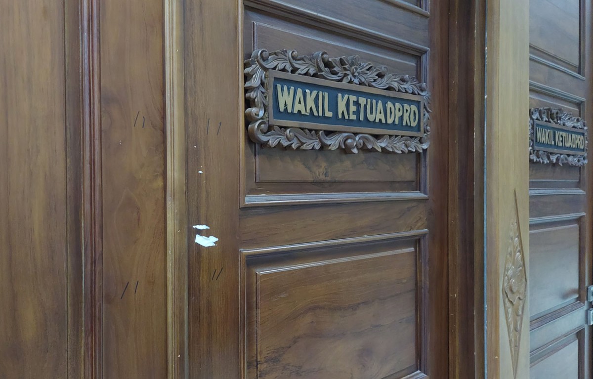 Ruang kerja Wakil Ketua DPRD Jawa Timur yang dipasang garis polisi setelah digeledah KPK. (foto: Ni'am Kurniawan/jatimnow.com)