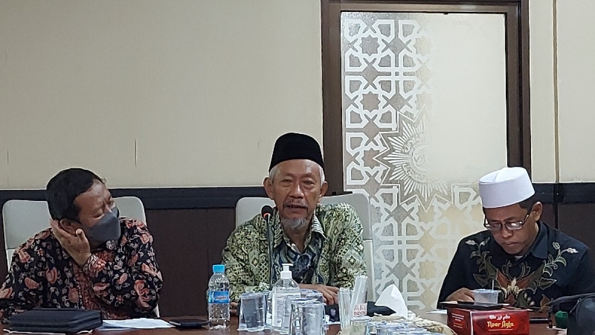 Ketua PW Muhammadiyah Jatim Dr M Saad Ibrahim saat menggelar jumpa pers di kantor PW Muhammadiyah. (Foto: Ni'am Kurniawan/jatimnow.com)