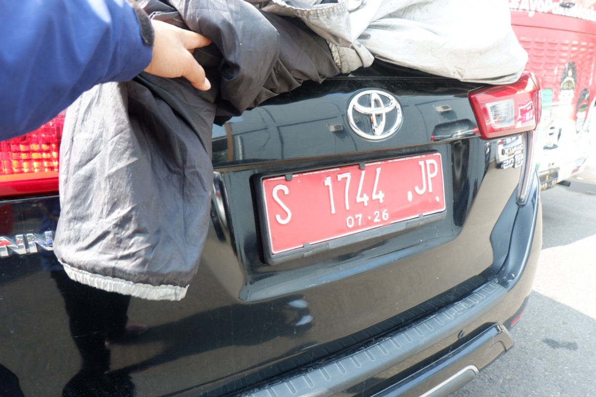 Mobil plat merah yang diamankan Unit Gakkum Polres Lamongan. (Foto: Adyad Ammy Iffansah/jatimnow.com)