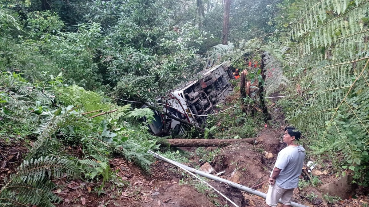 Bus pariwisata terjun bebas di jurang Magetan. (Foto: Koco for jatimnow.com)
