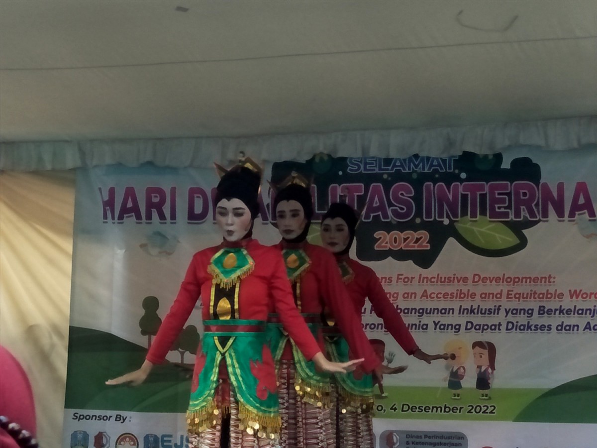 Sejumlah penyandang tuna wicara saat pentas pantomim (misbahul munir / jatimnow.com)