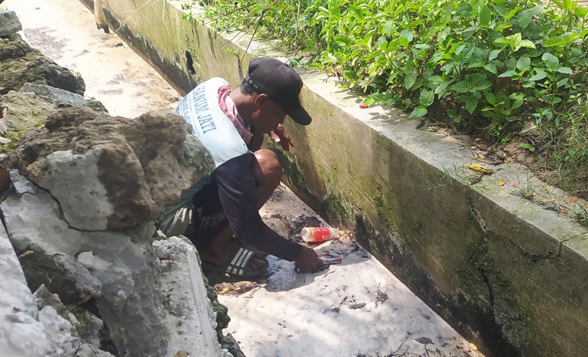 Saluran irigasi pertanian di Desa Tambakrigadung, Kecamatan Tikung, Kabupaten Lamongan yang tercemar (Foto: Adyad Ammy Iffansah/jatimnow.com)