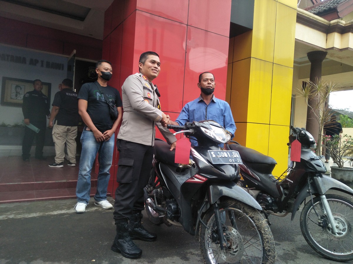 AKBP Muhammad saat menyerahkan motor hasil ungkap kasus curanmor pada pemiliknya (misbahul munir/jatimnow.com)