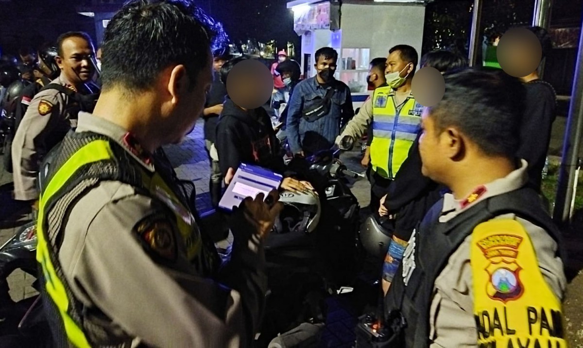 Anak-anak di bawah umur yang terciduk saat perta miras (Foto: Polsek Simokerto)