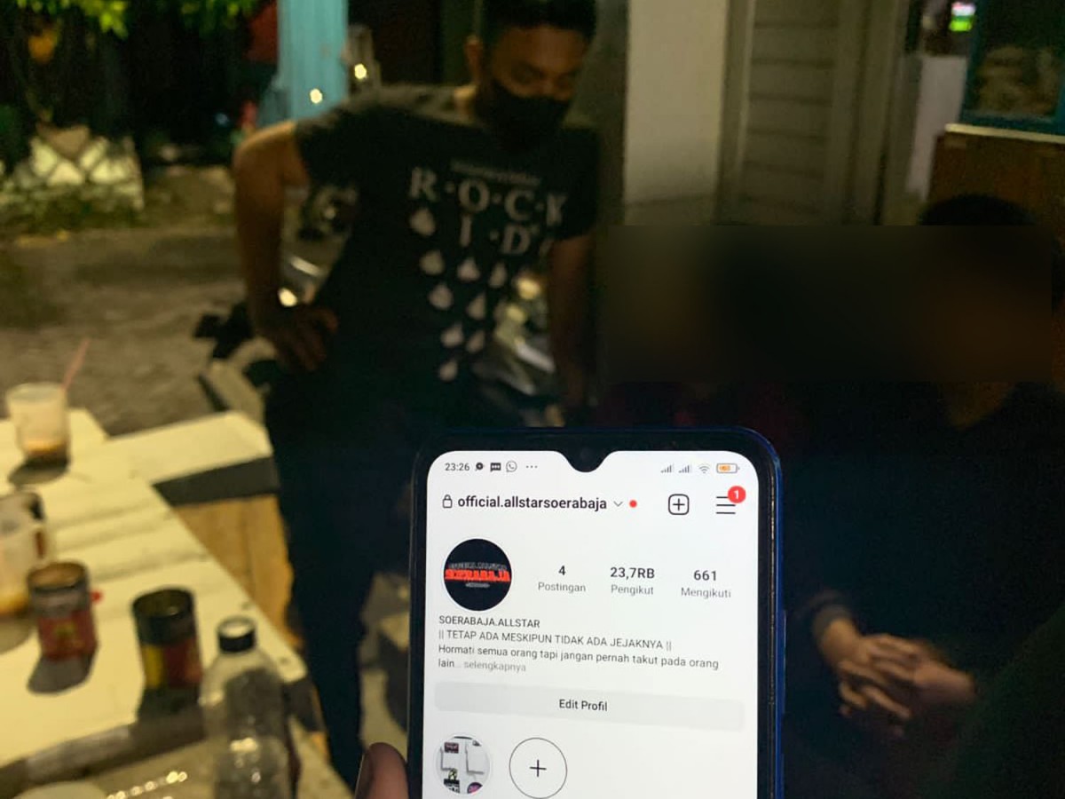 Anggota gangster Allstar diamankan saat live Instagram dari warkop di kawasan Bubutan, Surabaya (Foto: Satintelkam Polrestabes Surabaya)