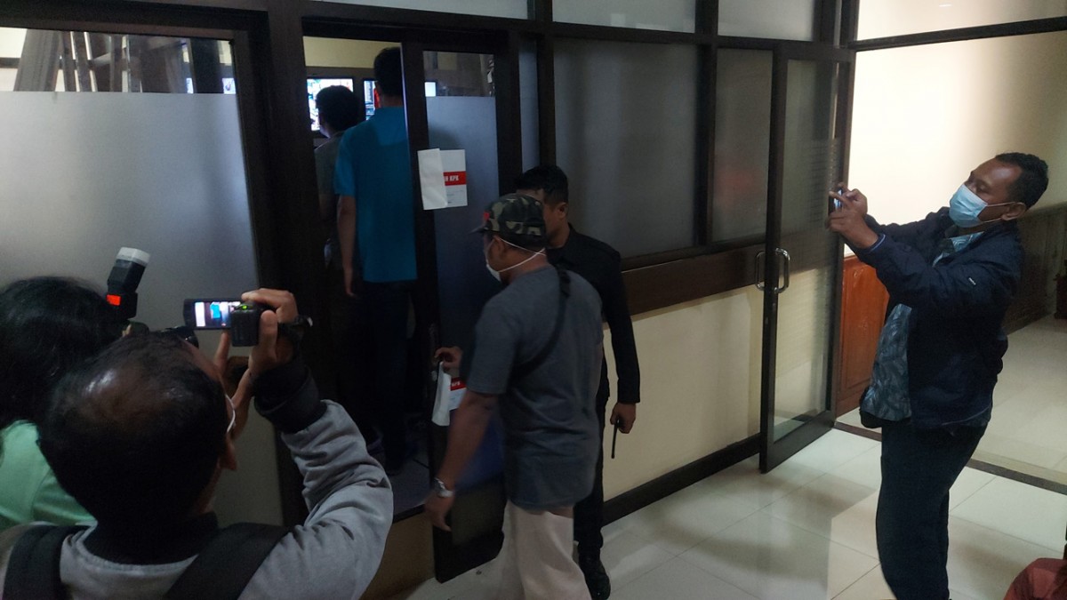 Tiga personel tambahan memasuki ruang CCTV di DPRD Jatim (foto: Ni'am Kurniawan/jatimnow.com)