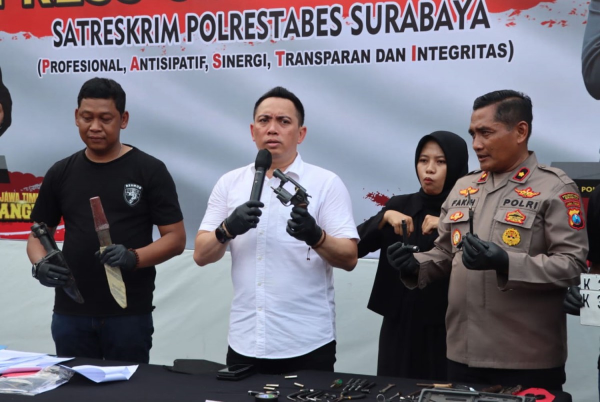 Kasatreskrim Polrestabes Surabaya, AKBP Mirzal Maulana menunjukkan airgun yang digunakan tersangka untuk beraksi (Foto: Humas Polrestabes Surabaya for jatimnow.com)