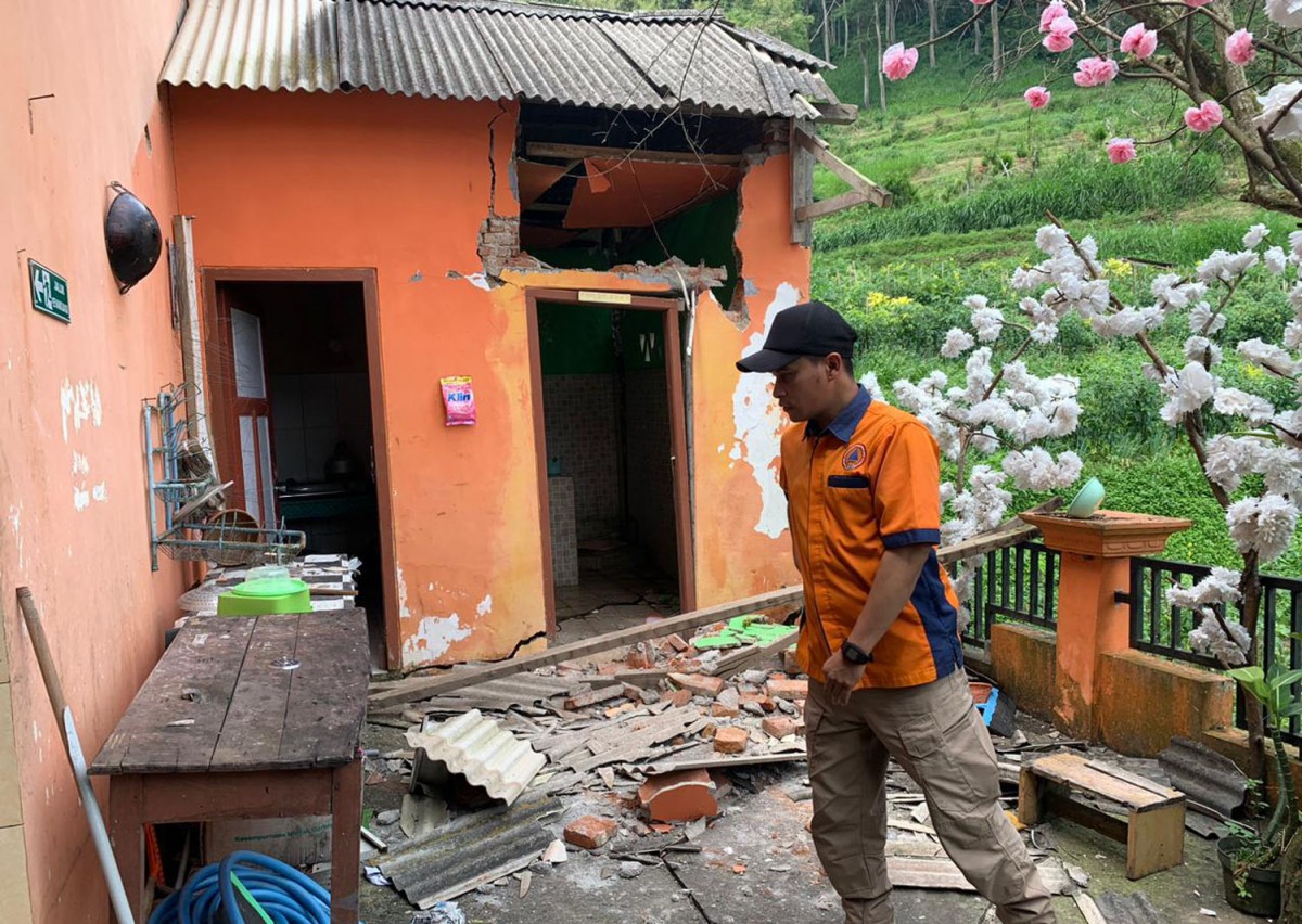 Bangunan sekolah di Kota Batu yang rusak akibat tanah gerak (Foto: BPBD Kota Batu for jatimnow.com)