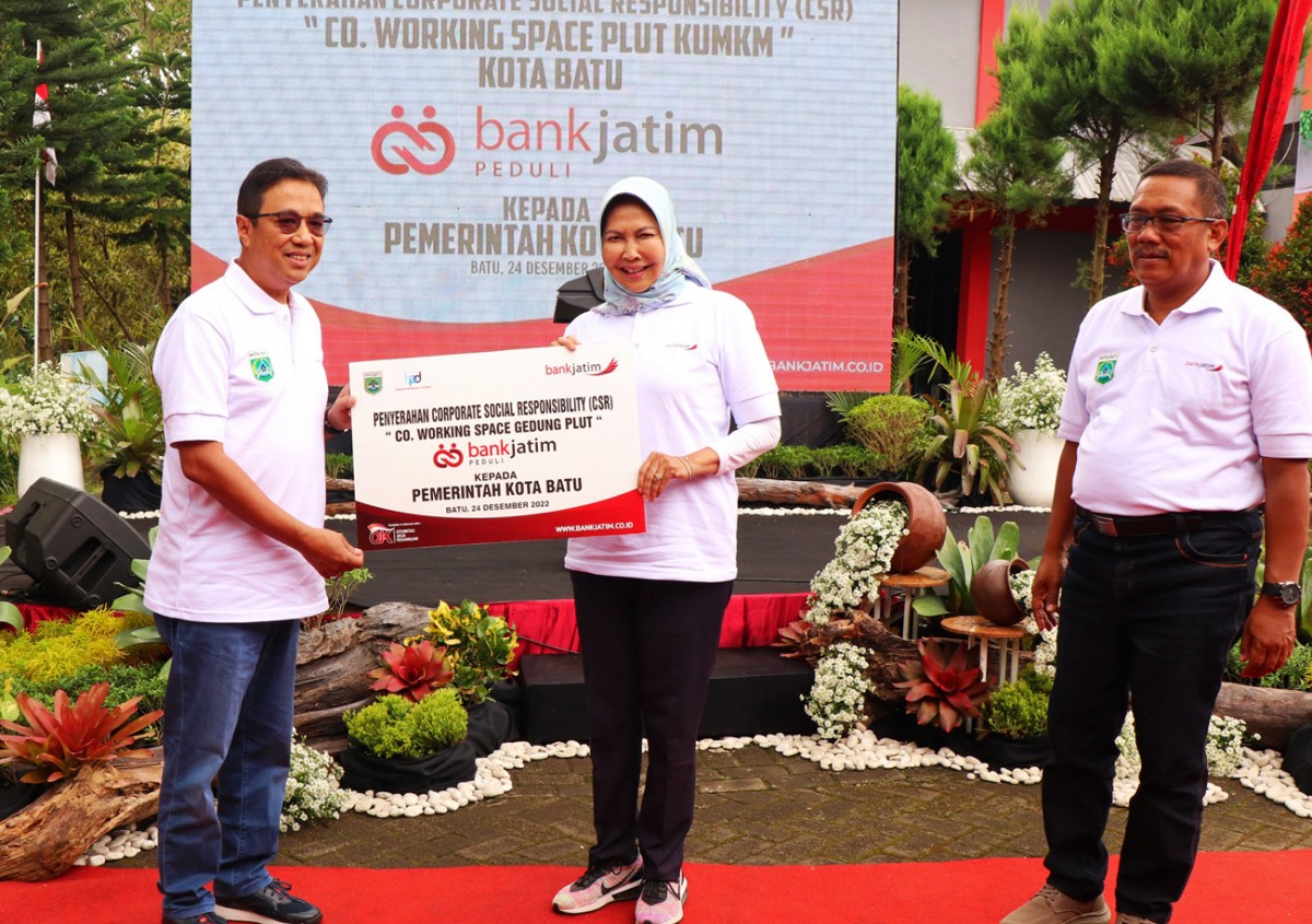 Bank Jatim Serahkan CSR ke Pemkot Batu dan Pemkab Jember