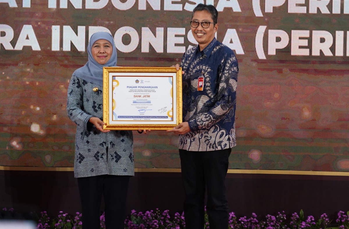 Gubernur Khofifah saat memberikan penghargaan yang diterima langsung Dirut bankjatim Busrul Iman (Dok bankjatim for jatimnow.com)