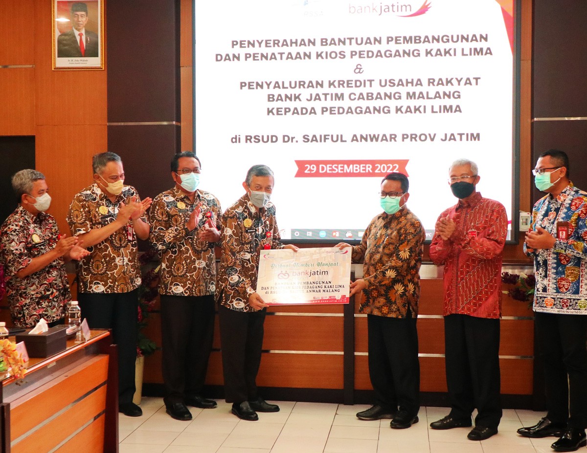 Komisaris Independen bankjatim, Prof. Mas'ud Said dan Direktur IT & Digital bankjatim, Zulhelfi Abidin menyerahkan bantuan kepada Plt Direktur RSUD Dr Saiful Anwar, Dr Kohar Hari Santoso. (foto-foto: bankjatim for jatimnow.com)
