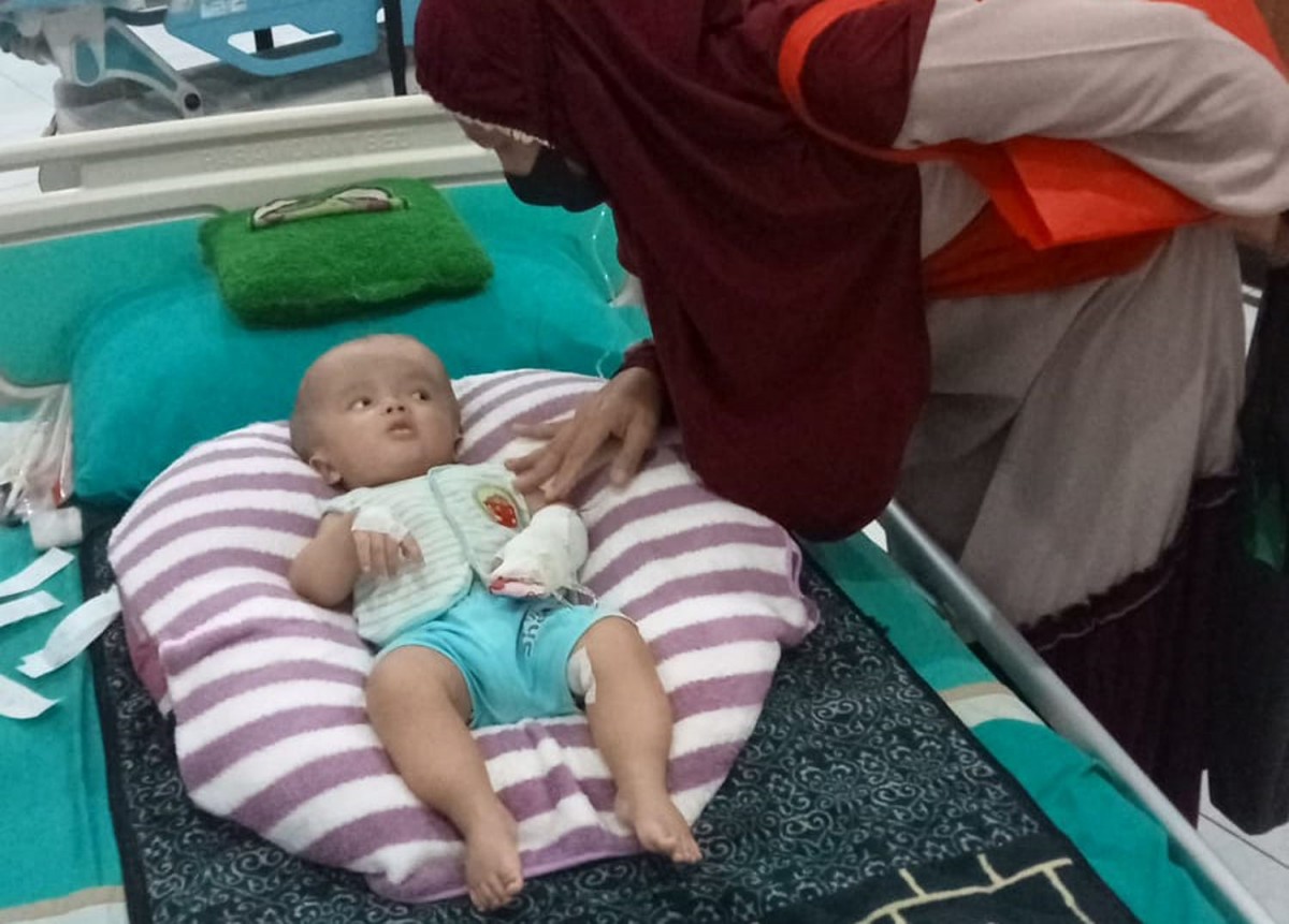 Diandra Putra Nur Ardianzah, bocah asal Lamongan yang menderita penyakit langka (Foto: Desi for jatimnow.com)