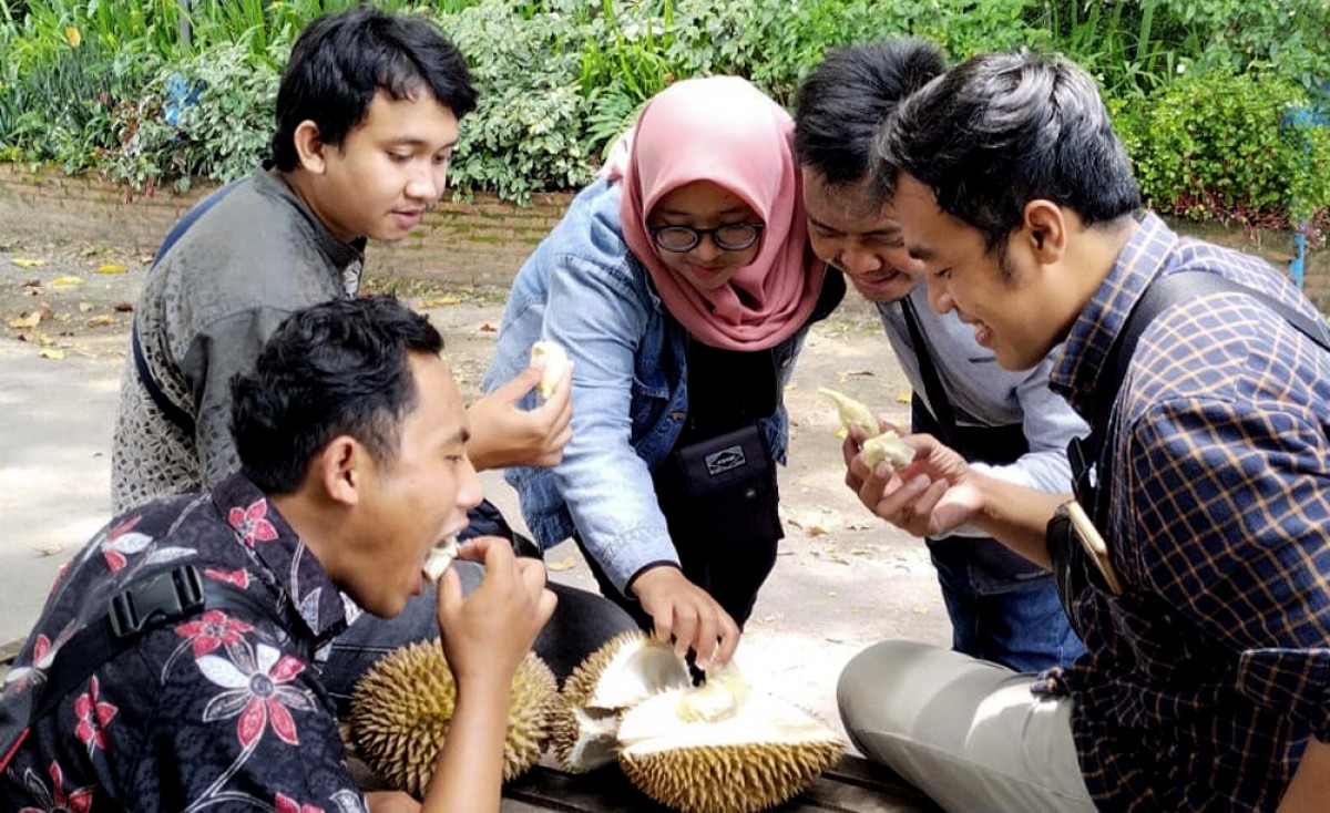 Menikmati durian lokal khas Kediri yang bisa dijumpai di Desa Krenceng. (foto : Isa Anshori for jatimnow.com)