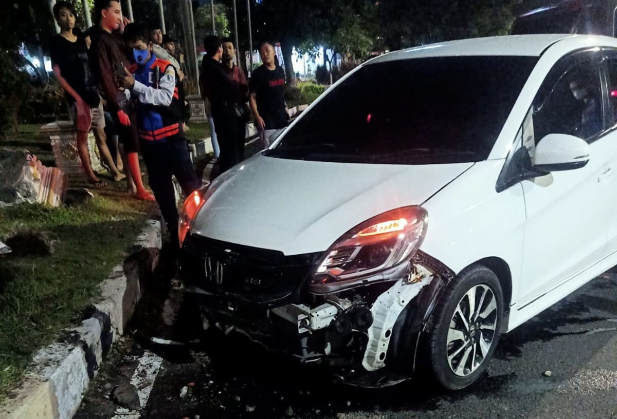 Kondisi mobil korban usai tabrak trotoar (Foto: BPBD Kota Surabaya)