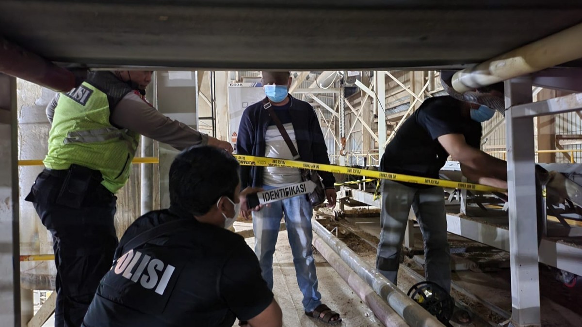 Polisi melakukan olah TKP kecelakaan yang menyebabkan buruh pabrik di Kabupaten Mojokerto tewas. (foto: Reskrim Polsek Ngoro for jatimnow.com)