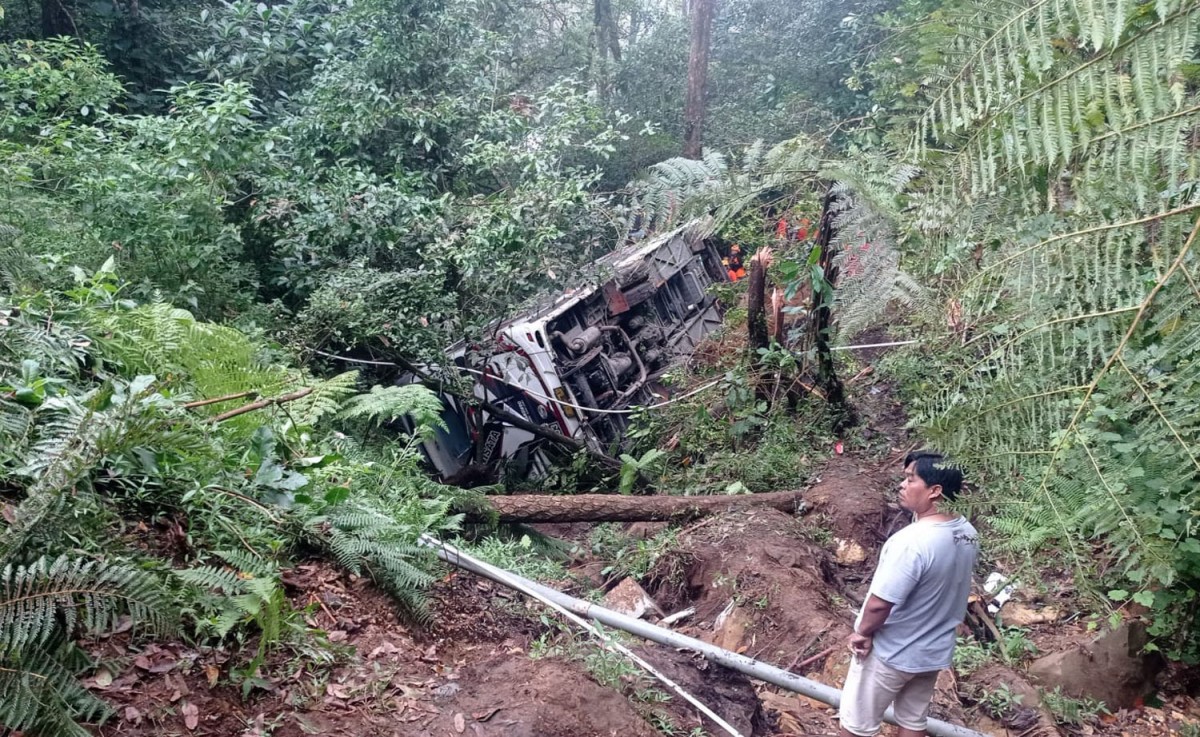 Bus pariwisata masuk jurang di Magetan (Foto: Koco for jatimnow.com)