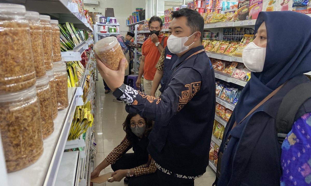 Tim gabungan mengecek produk bawang merah tanpa ijin edar di toko ritel. (Foto: Yanuar Dedy/jatimnow.com)