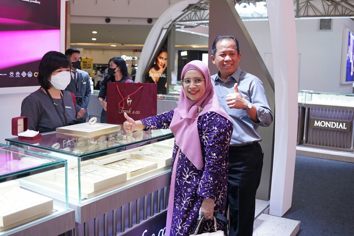 Wali Kota Jakarta Utara, Ali Maulana Hakim bersama sang istri, Yenny Nursanti saat hadir dalam DJF di Mall Kelapa Gading 3. (foto: CMK for jatimnow.com)
