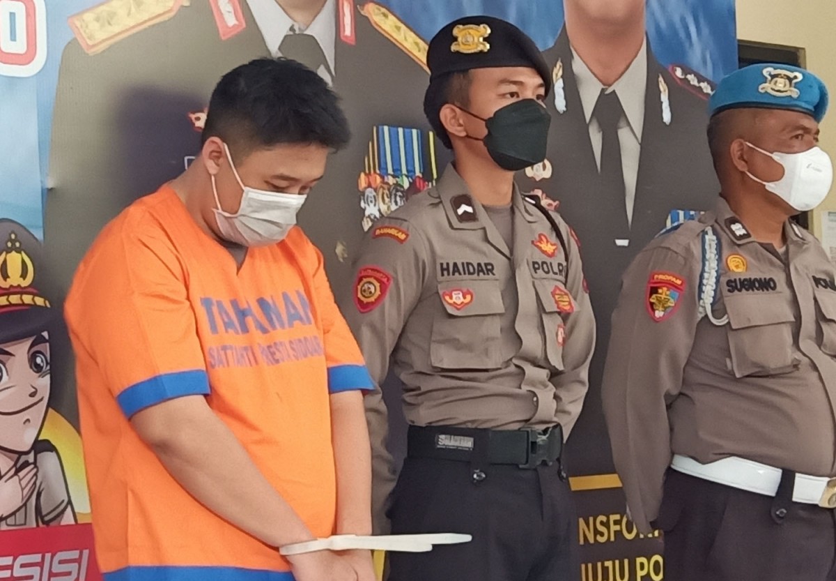 Driver ojol produsen pil ekstasi saat diamankan di Mapolresta Sidoarjo (Foto: Zainul Fajar/jatimnow.com)