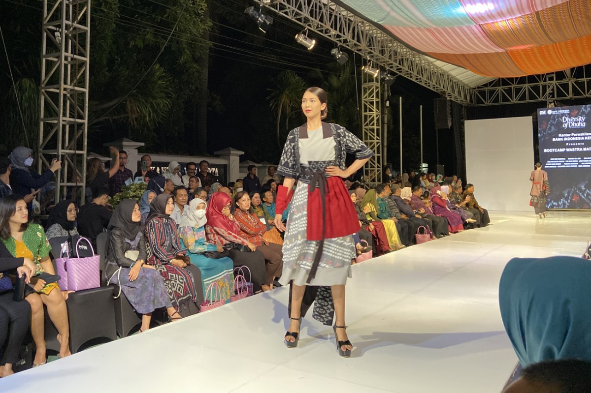 Model mengenakan rancangan busana kain Tenun Ikat Kediri. (Foto-foto: Yanuar Dedy/jatimnow.com)