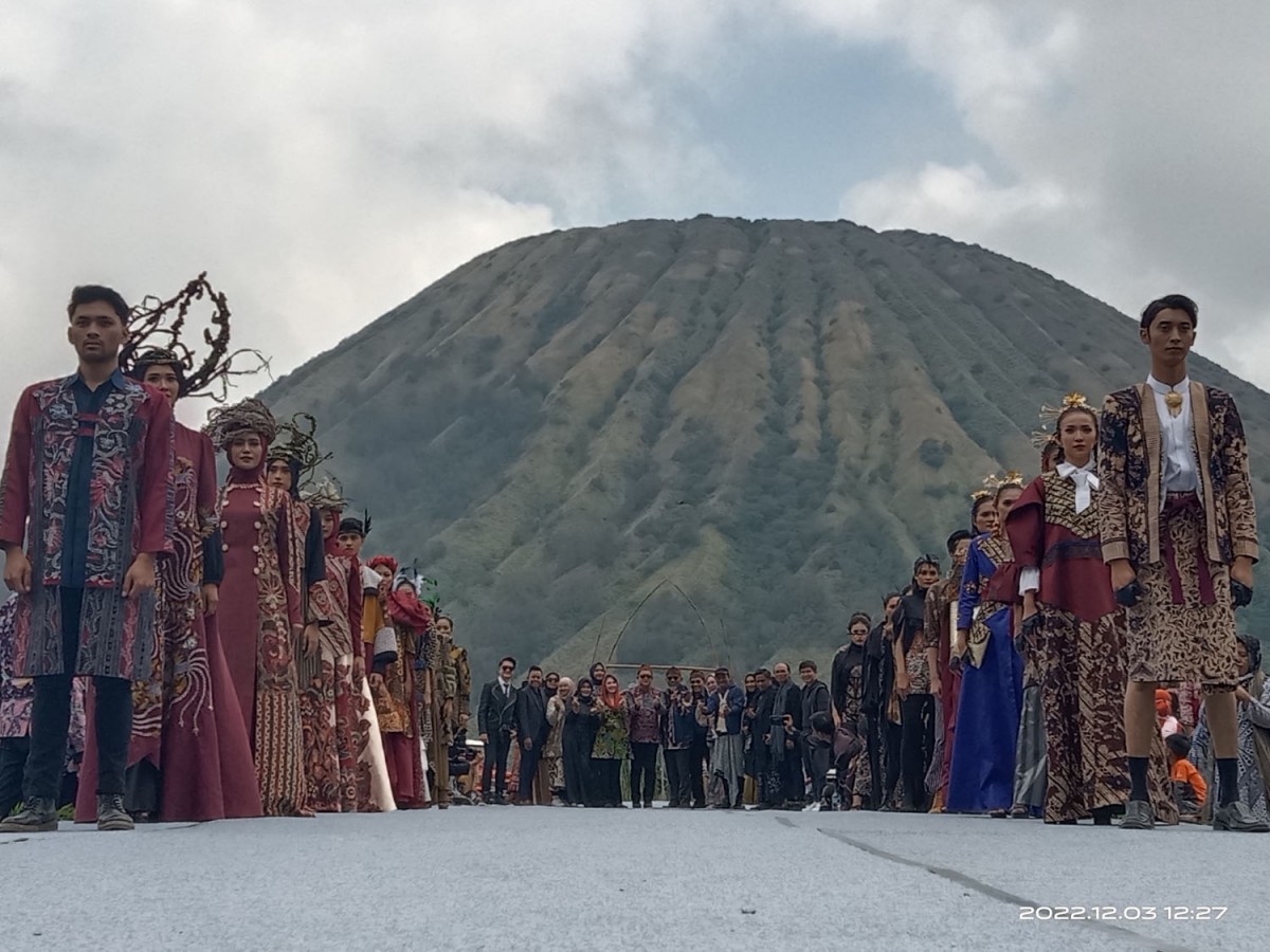 Meriahnya East Java Fashion Harmony 2022 di Bromo
