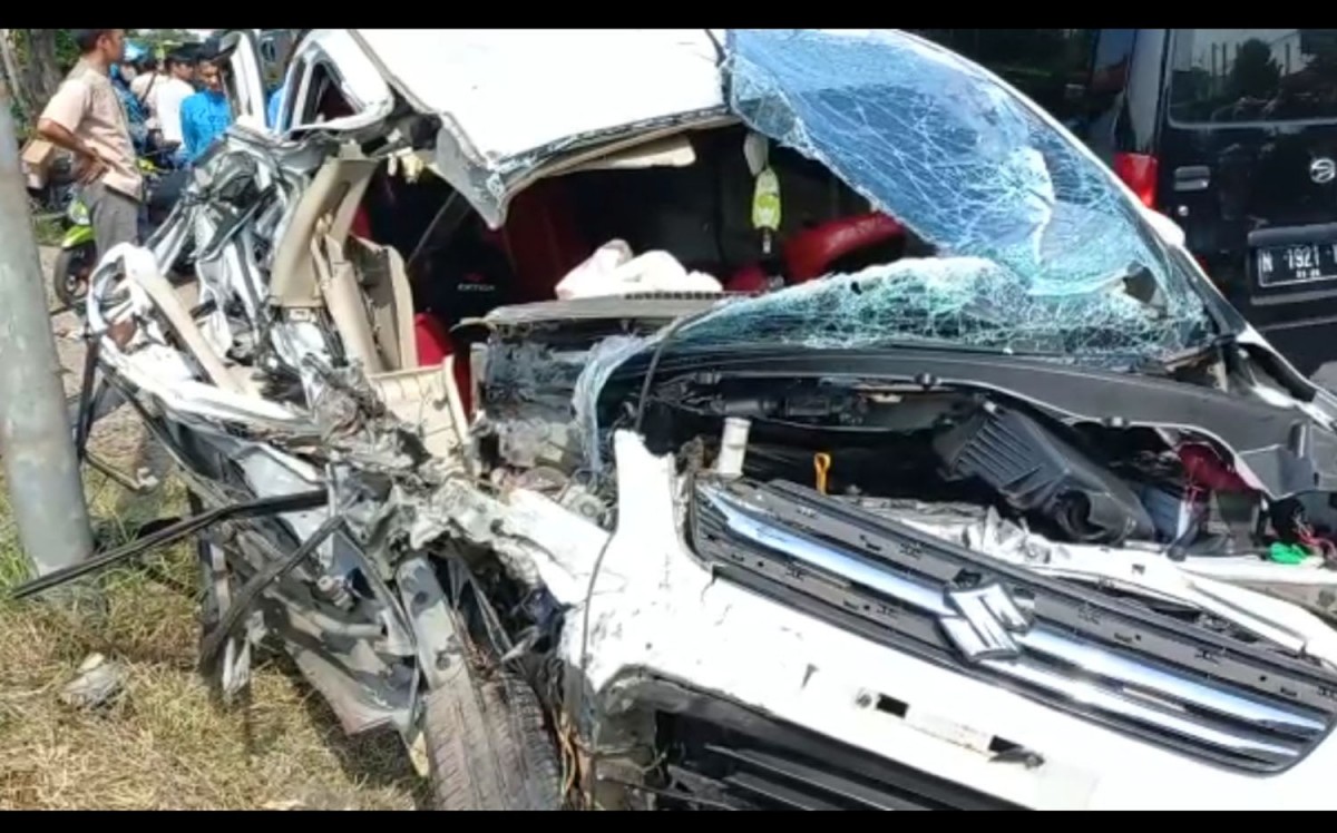 Ertiga ringsek usai tabrak truk (Foto: Hasan Assegaf for jatimnow.com)