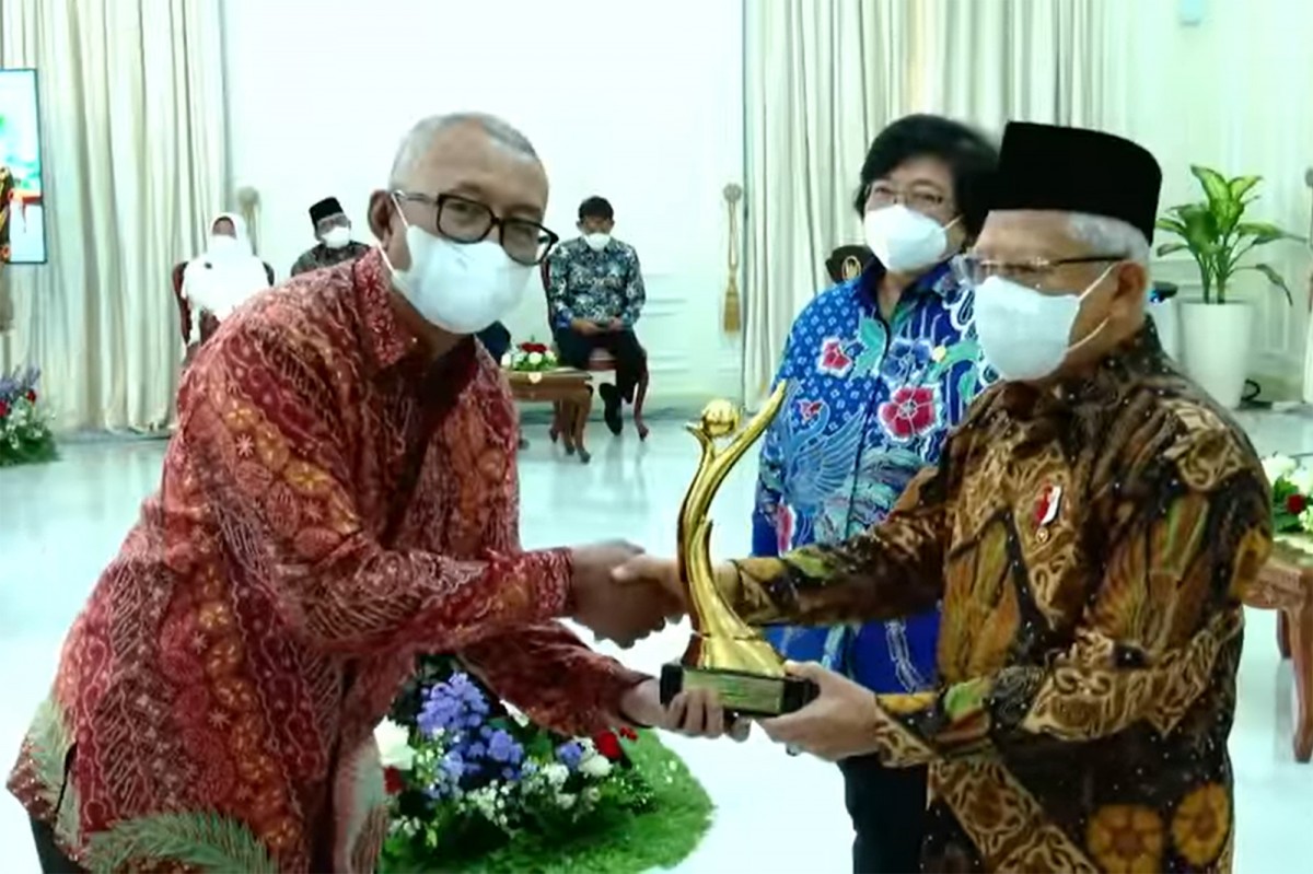Direktur Utama SBI, Lilik Unggul Raharjo (kiri) menerima trofi penghargaan PROPER Emas dari Wakil Presiden RI, Ma'ruf Amin (kanan) di Istana Wakil Presiden RI Jakarta, Kamis (29/12) - (Foto-foto: SIG)