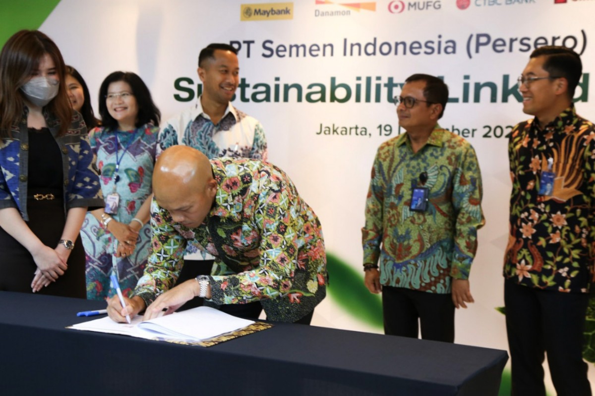 Direktur Keuangan dan Manajemen Risiko SIG, Andriano Hosny Panangian menandatangani Perjanjian Kredit Sindikasi Sustainability Linked Loan. (foto-foto: SIG for jatimnow.com)