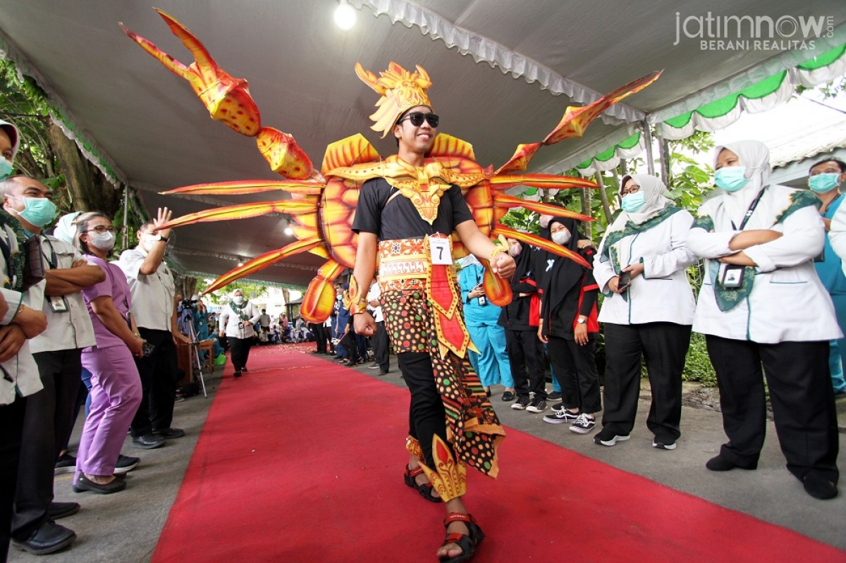 Salah satu peserta RS Gresik Fashion Week. (Foto: Sahlul Fahmi/jatimnow.com)