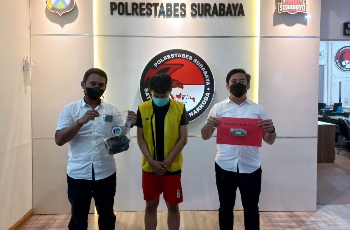 Pegawai bank swasta yang memesan ganja secara online (Foto: Satresnarkoba Polrestabes Surabaya)