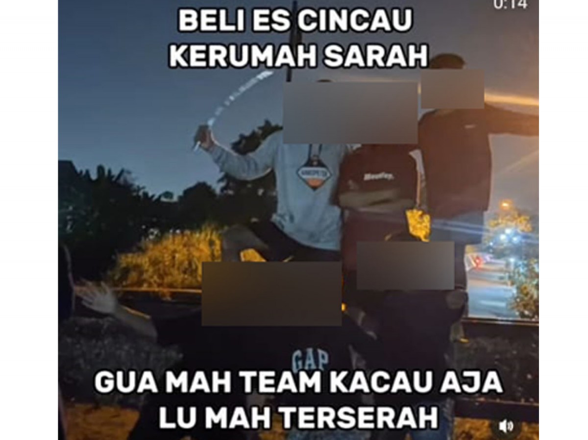 Gerombolan bocah diduga gangster di Mojokerto (Foto: Tangkapan layar video viral)