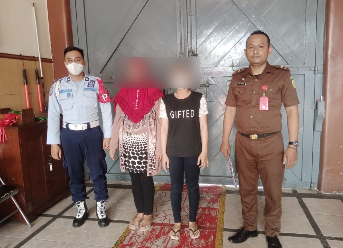 Terdakwa saat hendak masuk lapas (Foto: Dok. Kejari Tulungagung)
