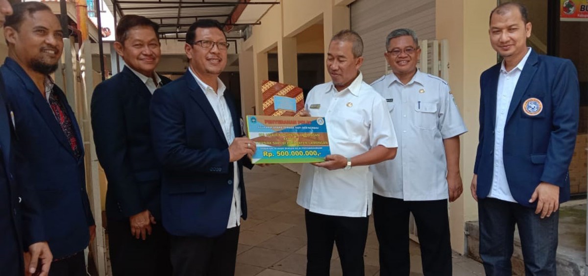 Santunan Anak Yatim hingga Pengobatan Gratis HUT ke-50 IKA Unair di Lamongan