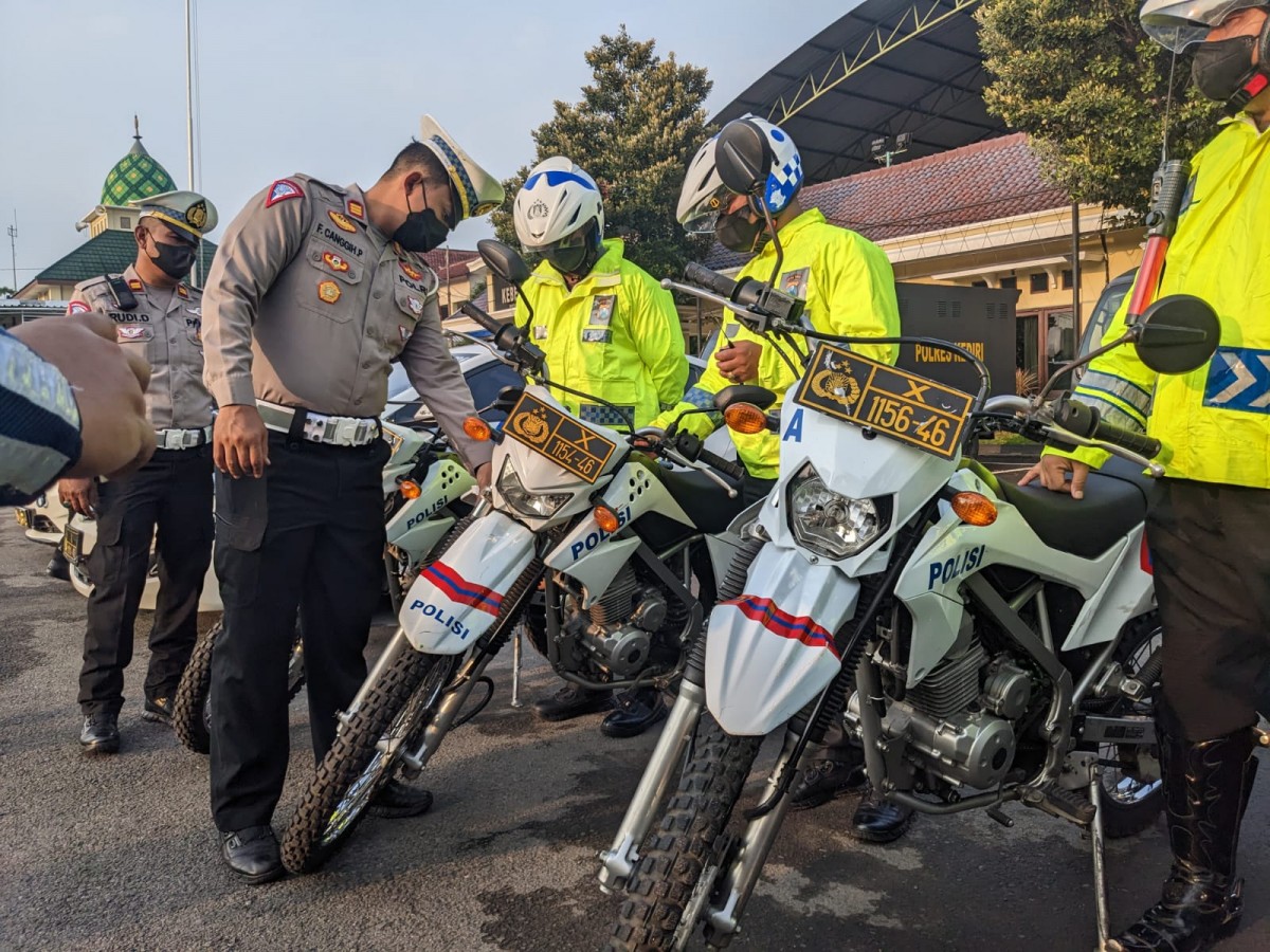 Kasat Lantas Polres Kediri AKP Canggih mengecek kendaraan dinas personel. (Foto: Humas Polres Kediri/jatimnow.com)