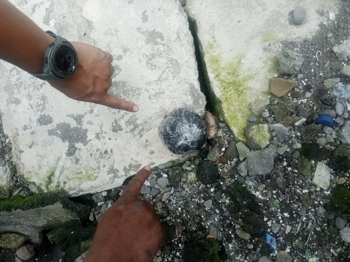 Bungkusan hitam yang dilempar ke dalam Lapas Kediri. (Foto: Lapas Kediri for jatimnow.com)