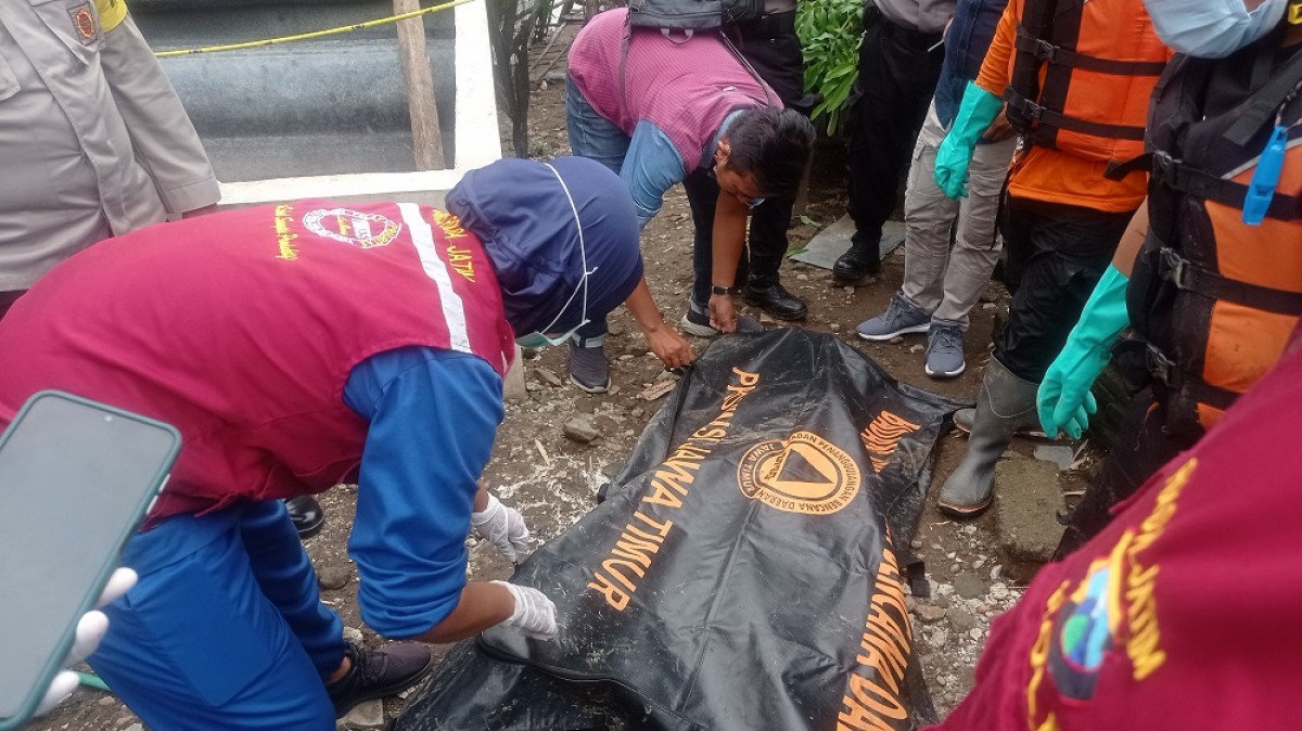 Polisi mengevakuasi mayat dari Sungai Brantas. (Foto: Yanuar Dedy/jatimnow.com)
