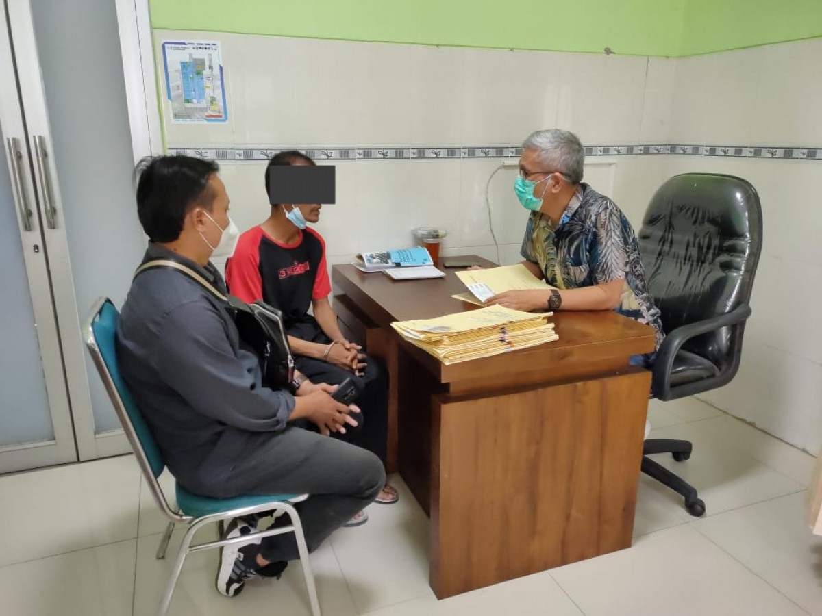 Polisi membawa pelaku Awin Julianto ke RS Bhayangkara Kediri. (Foto : Polsek Pagu for jatimnow.com)