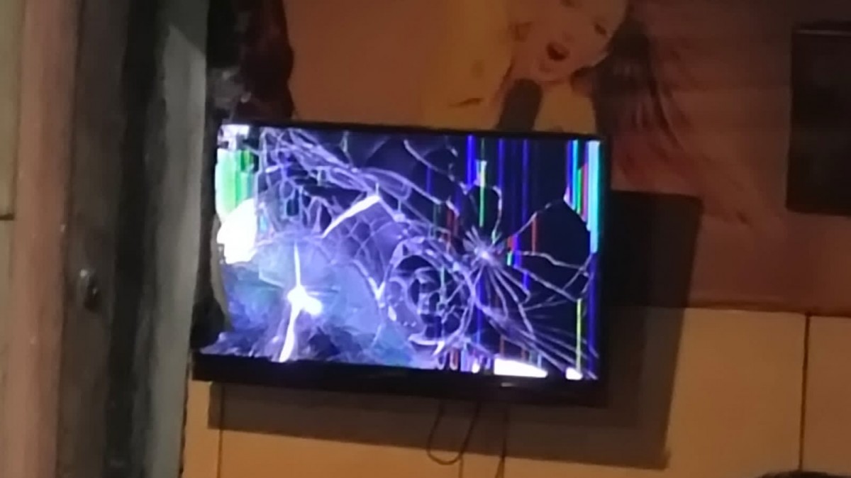 Kondisi layar di ruang karaoke yang rusak (Foto: Ist for jatimnow.com)