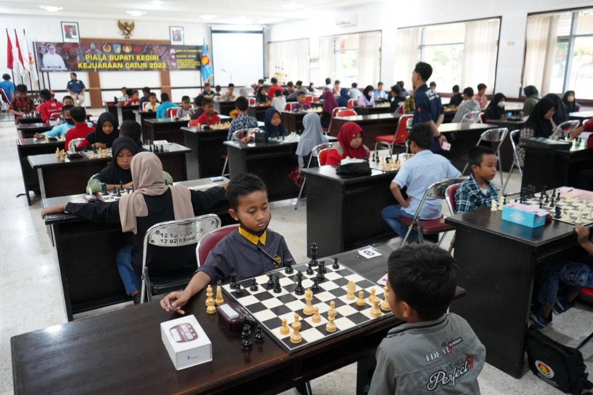 Aksi para pecatur memperebutkan Piaka Bupati Kediri (Foto: Humas Pemkab Kediri)