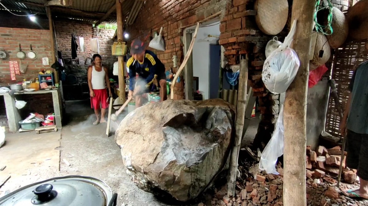 Warga berusaha memecah batu yang menimpa rumah warga di Kediri (Foto: Yanuar Dedy/jatimnow.com)
