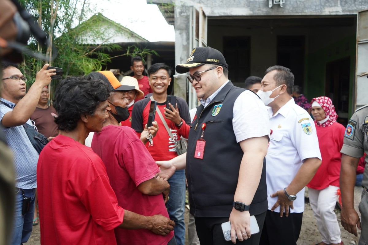 Mas Dhito cek TPS Pilkades serentak. (Foto: Humas Pemkab Kediri for jatimnow.com)