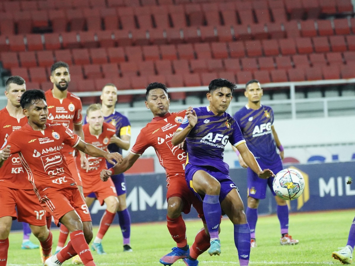 Asryad Yusgiantoro (Persik) berebut bola dengan Tony Sucipto (Persija) dalam laga Pekan 13 Liga 1 2022/2023. (Foto : Persik Kediri for jatimnow.com)