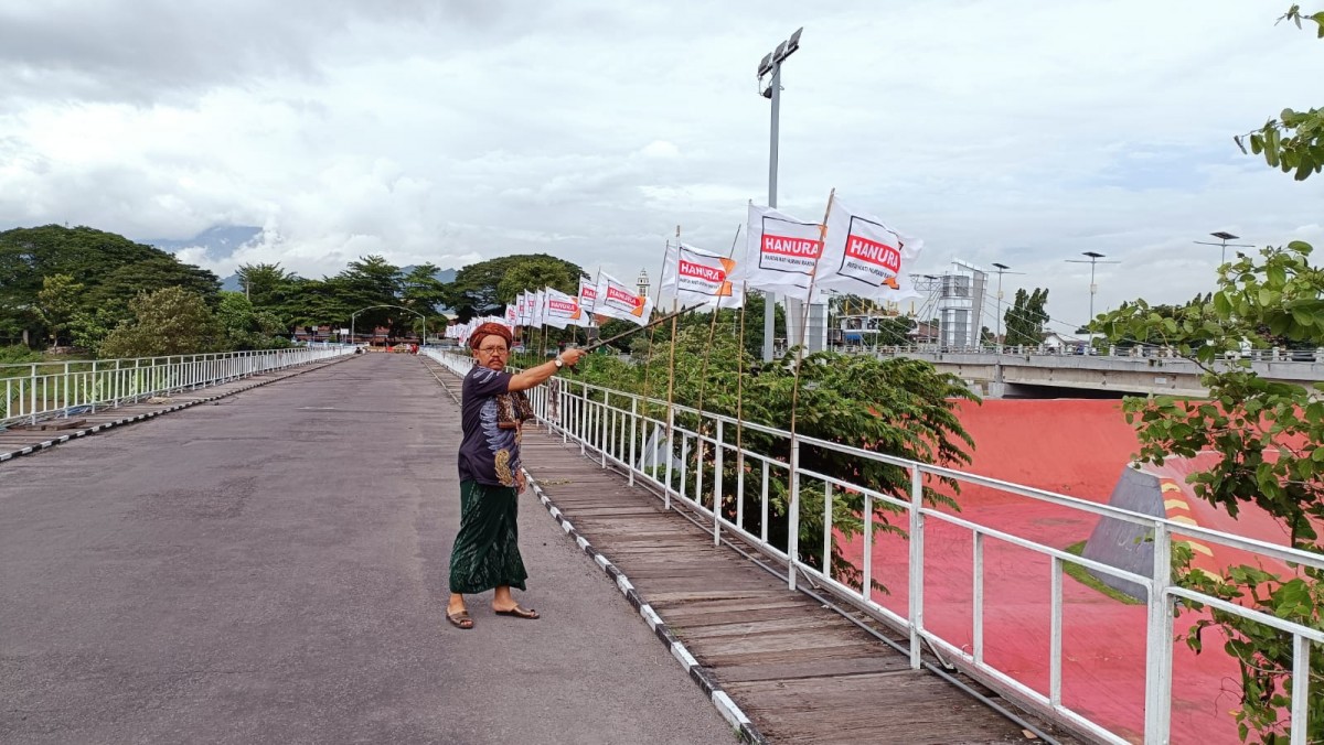 Sejarawan Imam Mubarok di atas Jembatan Lama. (Foto : Imam Mubarok for jatimnow.com)