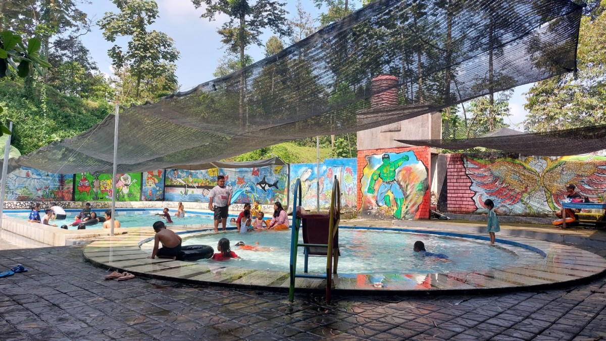 Anak-anak bermain di kolam renang kompleks wisata Ragil Kuning, Kabupaten Kediri. (foto: humas Ragil Kuning for jatimnow.com)