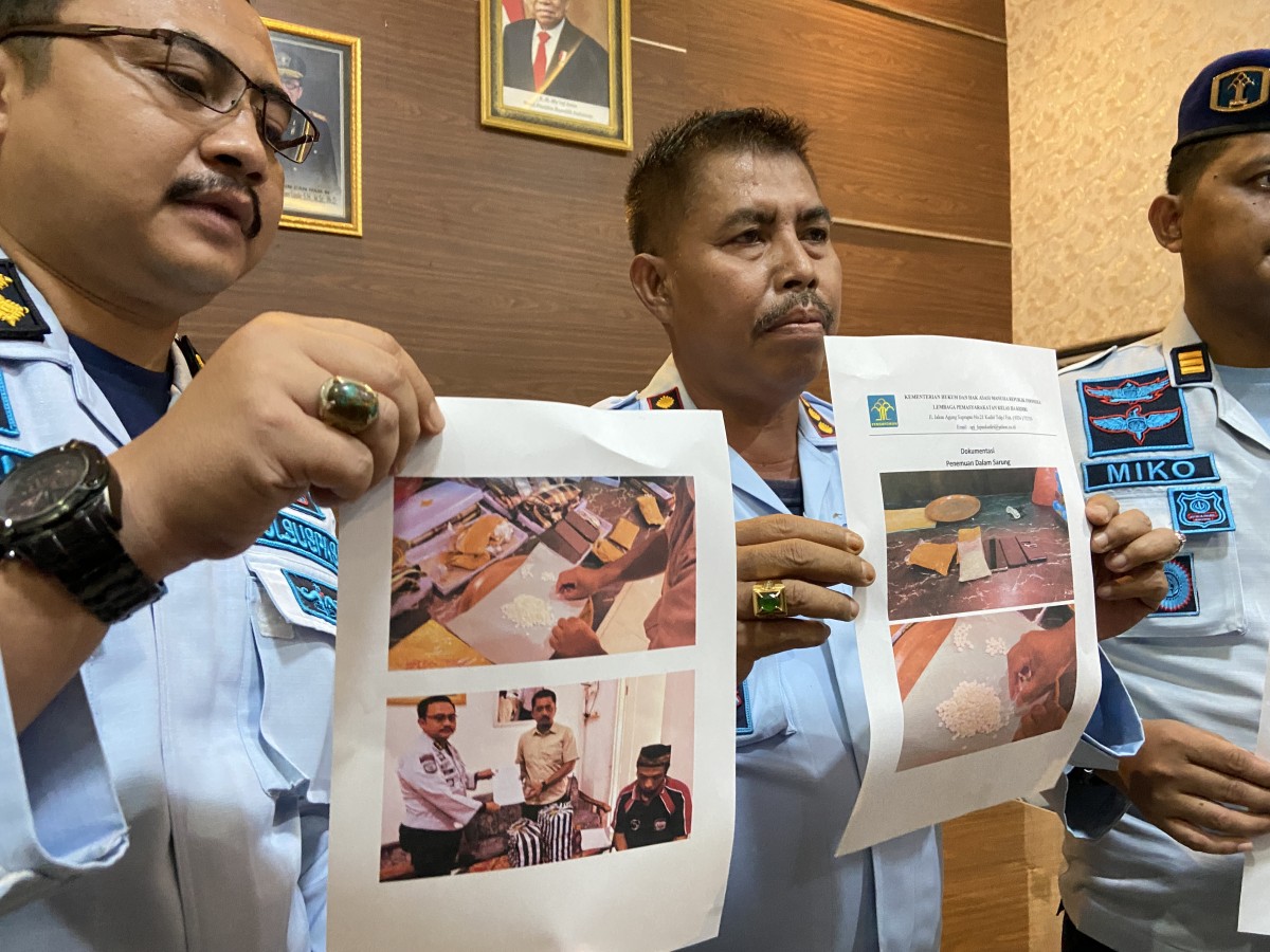 Kepala Lapas Kediri, Hanfi (tengah) menunjukkan foto barang bukti paket narkoba (Foto-foto : Yanuar Dedy/jatimnow.com)