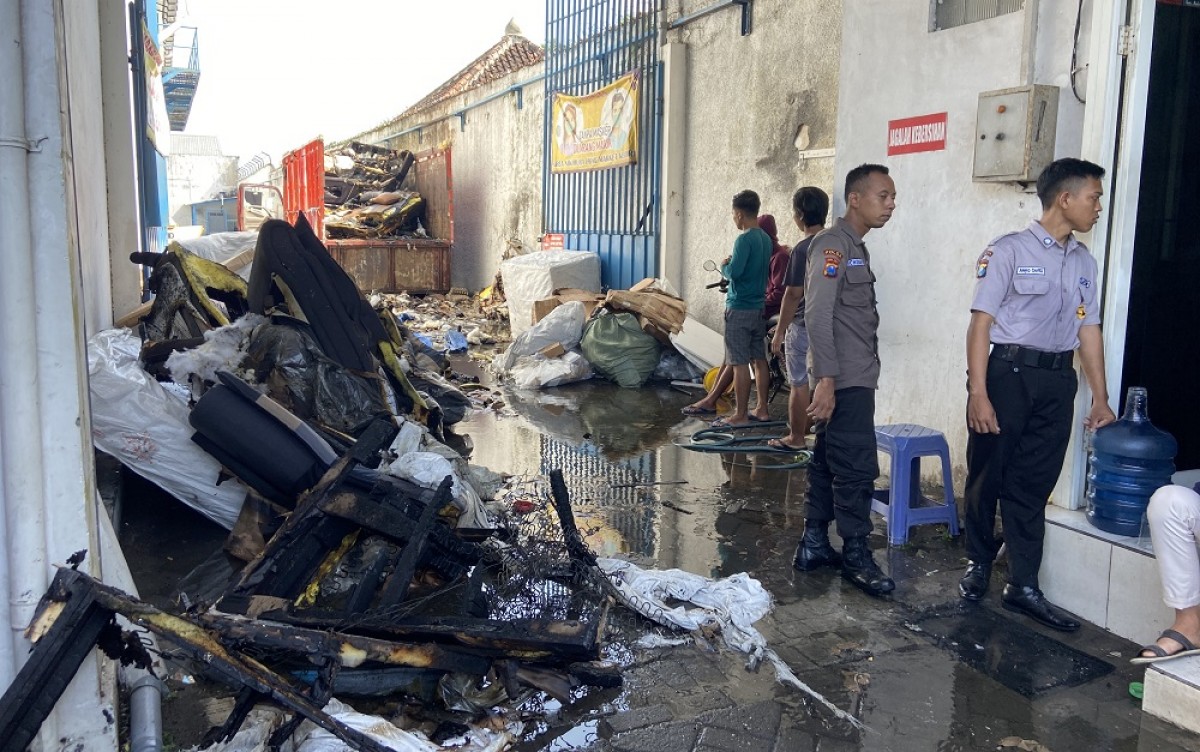 Kondisi kebakaran di mebel Nikimura. (Foto : Yanuar Dedy/jatimnow.com)