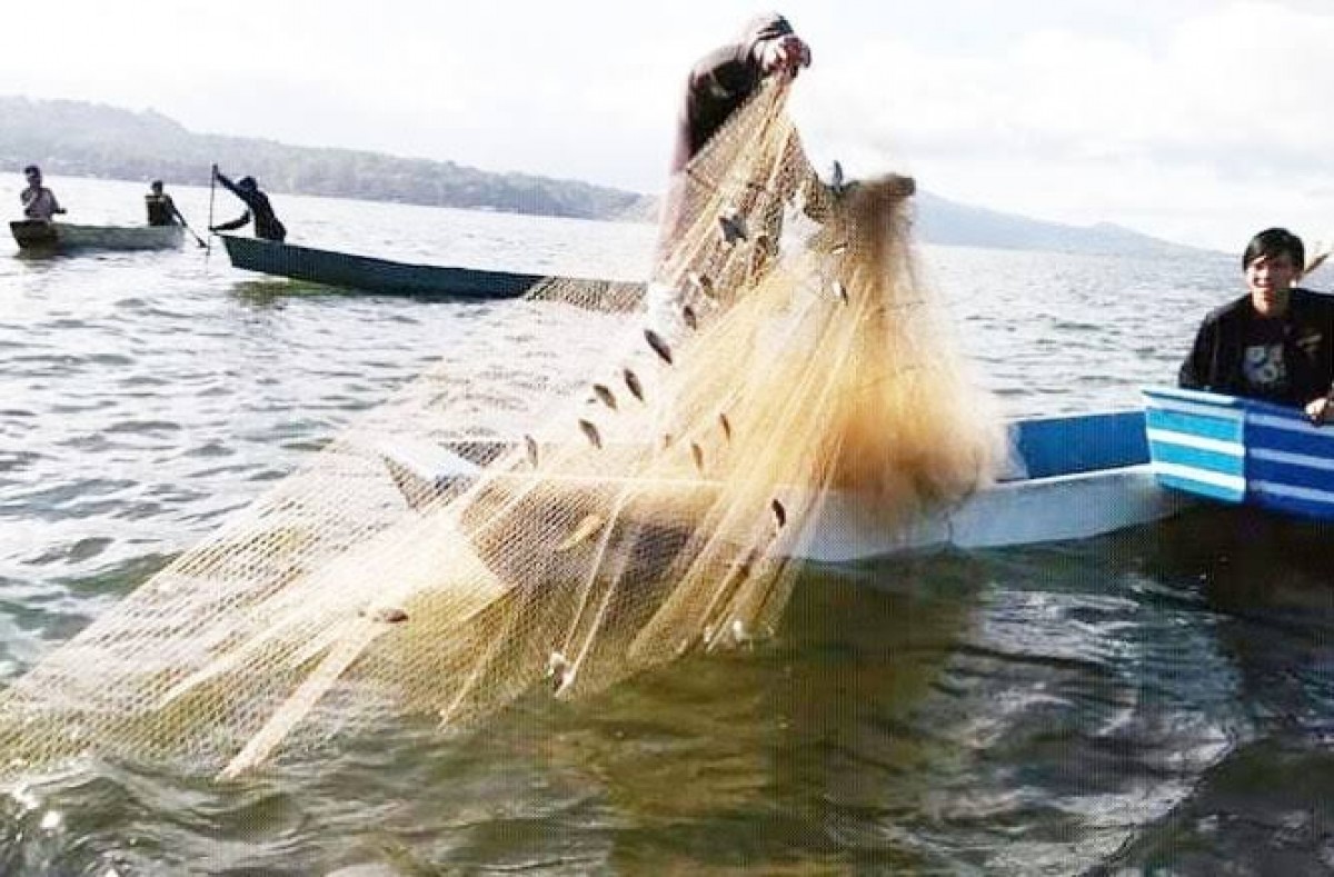 Sebanyak 21 ribu nelayan di Lamongan memilih tak melaut karena cuaca buruk. (foto : Adyad Ammy Iffansah/jatimnow.com)