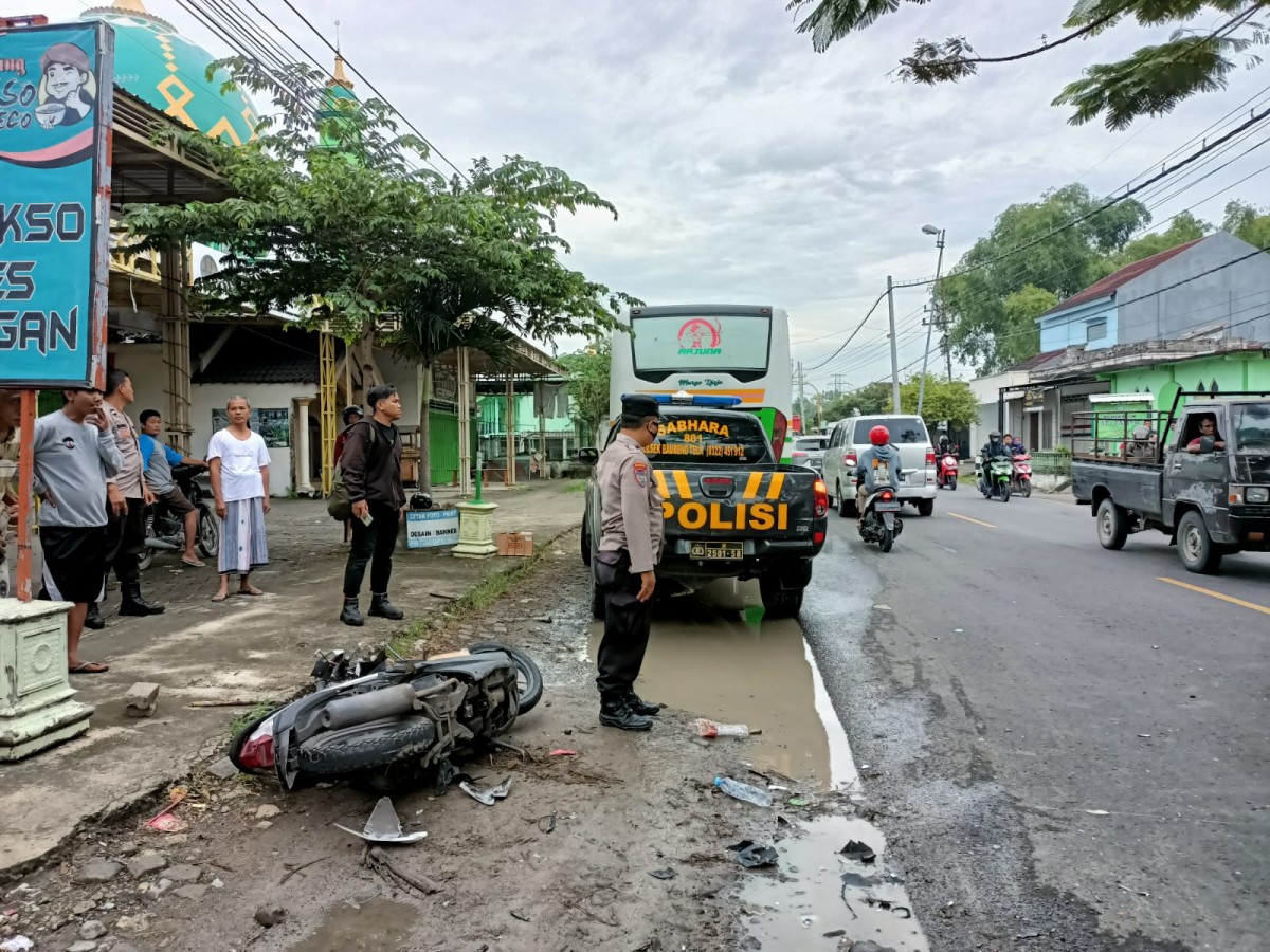 Kecelakaan lalulintas di jalan nasional Bojonegoro-Babat. (foto: Misbahul Munir/ jatimnow.com)