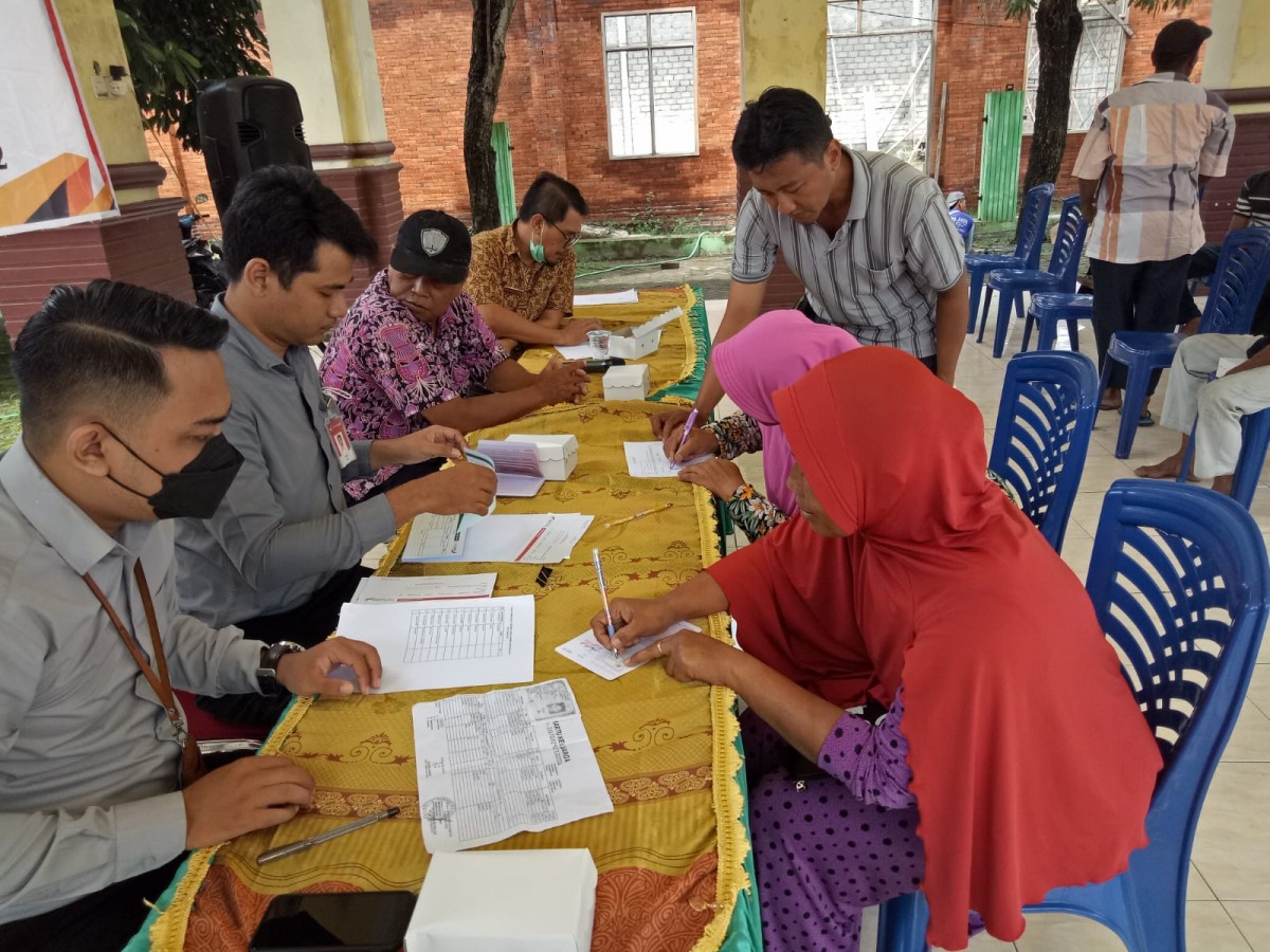 Penyerahan buku tabungan pada penerima bansos RTLH di Desa Kepuhkajang, Kecamatan Perak. (Foto-foto: Elok Aprianto/jatimnow.com)