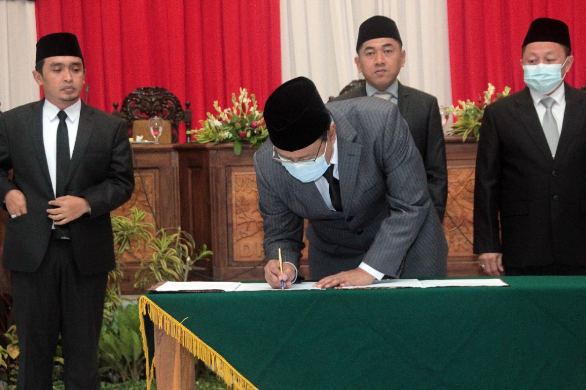 Enam Fraksi di DPRD Kota Pasuruan menerima dan menyetujui Raperda APBD untuk disahkan menjadi Peraturan Daerah dan dijalankan pada 2023. (Foto: Pemkot Pasuruan)